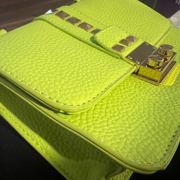 BCBG lime green gold chain purse crossbody or shoulder NEW handbag - Picture 10 of 10